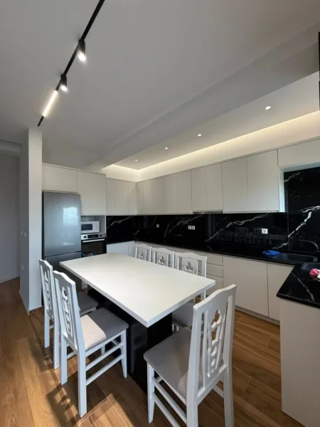 Tirane, jepet me qera apartament 3+1 Kati 2, 120 m² 550 € (Babrru , Rruga Kaci)