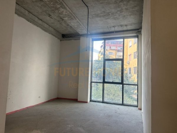 Tirane, jepet me qera ambjent biznesi Kati 0, 82 m² 2.500 € (Lake View Residence)