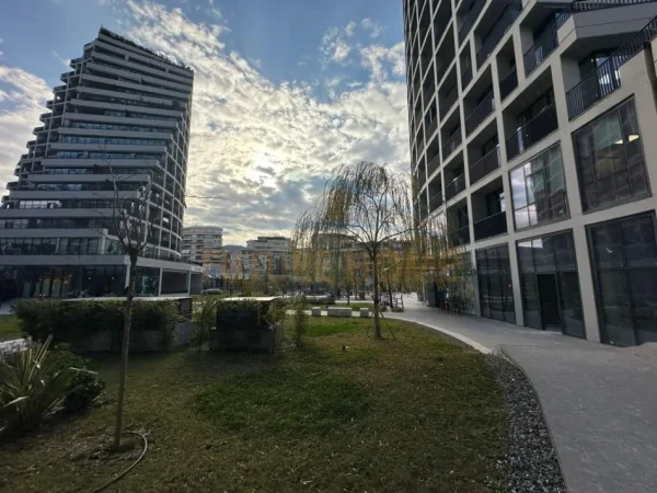 Tirane, jepet me qera ambjent biznesi Kati 0, 82 m² 2.500 € (Lake View Residence)