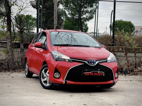 Tirane, shes makine TOYOTA YARIS HYBRID Benzin, e kuqe automatik Klima 159.000 km 8.500 €