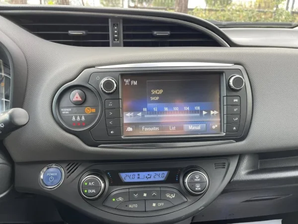 Tirane, shes makine TOYOTA YARIS HYBRID Benzin, e kuqe automatik Klima 159.000 km 8.500 €