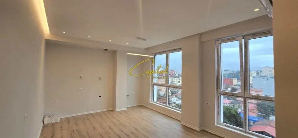 Tirane, jepet me qera zyre Kati 6, 60 m² 700 € (KOMUNA E PARISIT)
