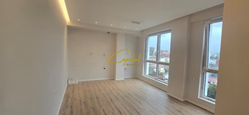 Tirane, jepet me qera zyre Kati 6, 60 m² 700 € (KOMUNA E PARISIT)