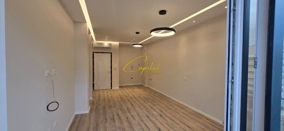 Tirane, jepet me qera zyre Kati 6, 60 m² 700 € (KOMUNA E PARISIT)