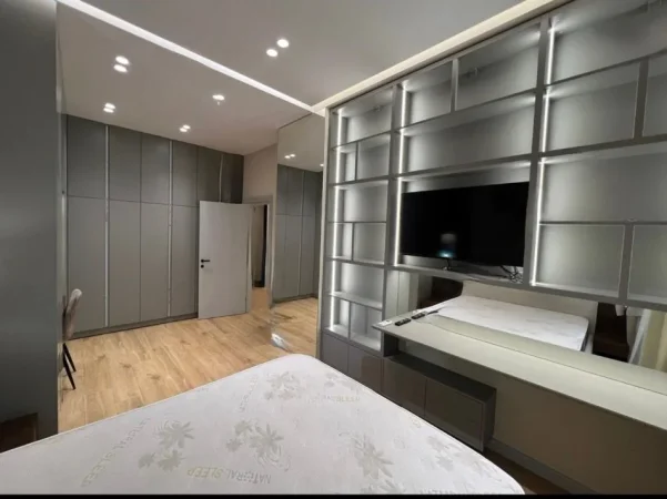 Tirane, jepet me qera apartament 1+1+Ballkon Kati 7, 74 m² 900 € (Square21)