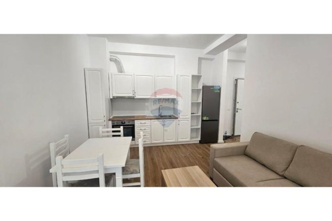 Tirane, jepet me qera apartament 1+1 Kati 0, 450 € (Kompleksi mangalem)