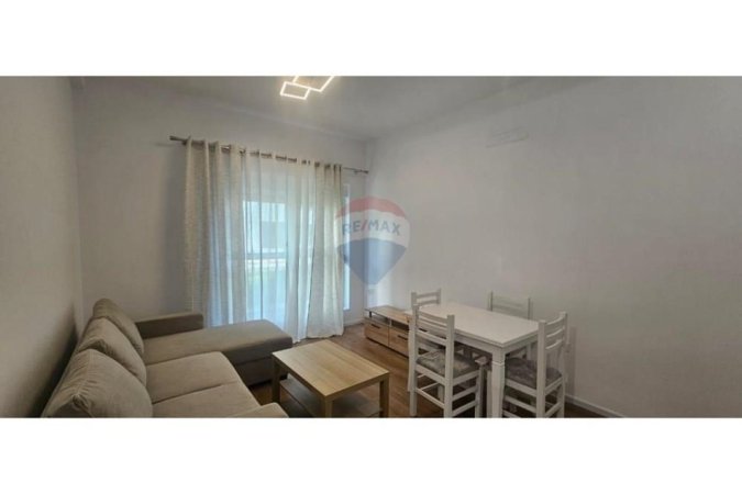 Tirane, jepet me qera apartament 1+1 Kati 0, 450 € (Kompleksi mangalem)