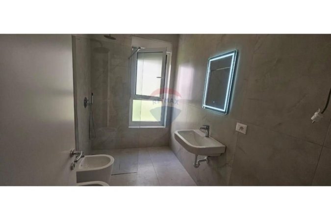 Tirane, jepet me qera apartament 1+1 Kati 0, 450 € (Kompleksi mangalem)