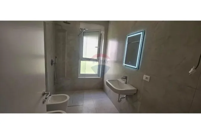 Tirane, jepet me qera apartament 1+1 Kati 0, 450 € (Kompleksi mangalem)