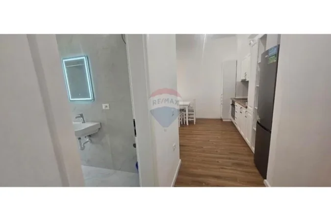 Tirane, jepet me qera apartament 1+1 Kati 0, 450 € (Kompleksi mangalem)