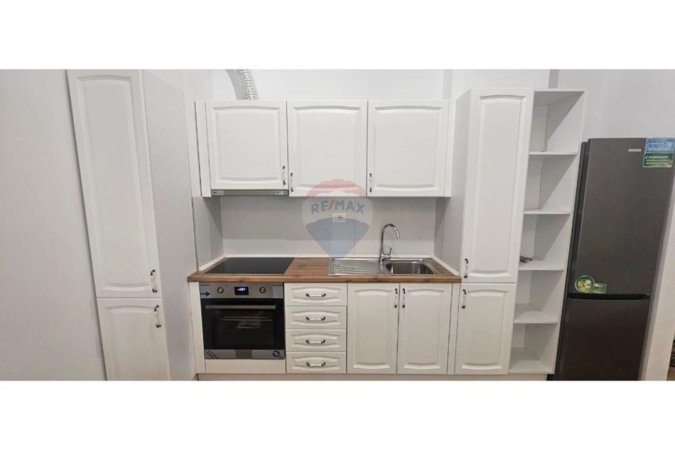 Tirane, jepet me qera apartament 1+1 Kati 0, 450 € (Kompleksi mangalem)