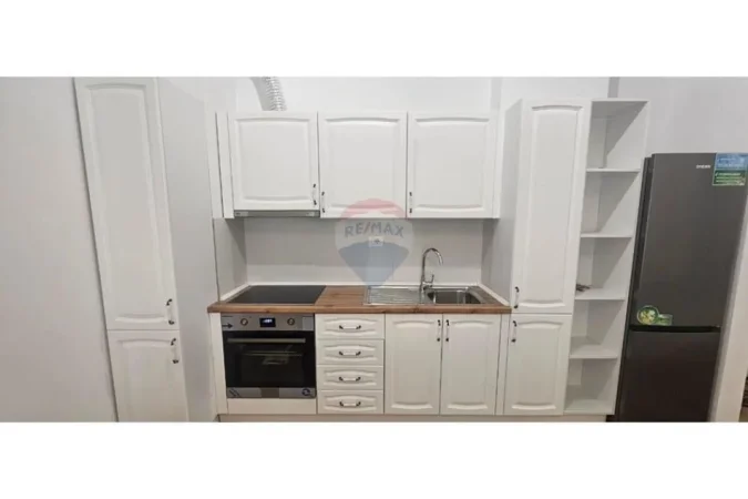 Tirane, jepet me qera apartament 1+1 Kati 0, 450 € (Kompleksi mangalem)