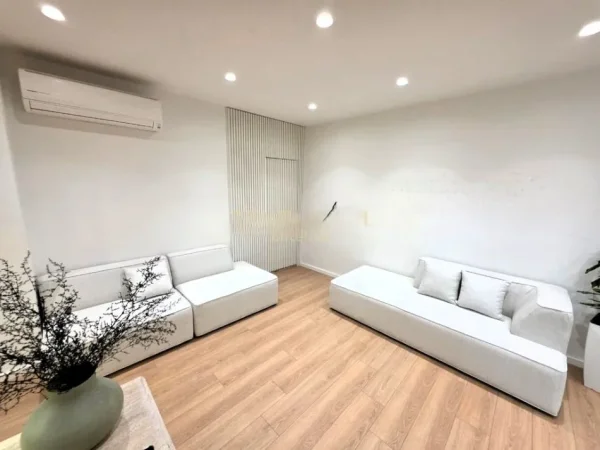Tirane, jepet me qera zyre Kati 4, 96 m² 1.500 € (ish blloku)