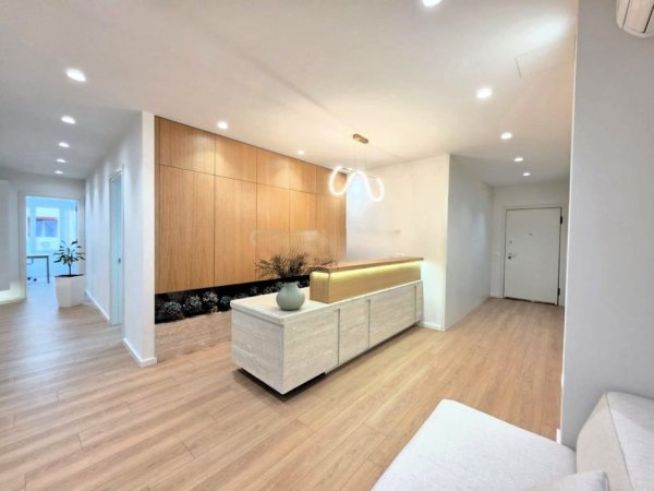 Tirane, jepet me qera zyre Kati 4, 96 m² 1.500 € (ish blloku)