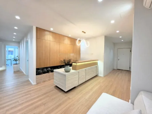 Tirane, jepet me qera zyre Kati 4, 96 m² 1.500 € (ish blloku)