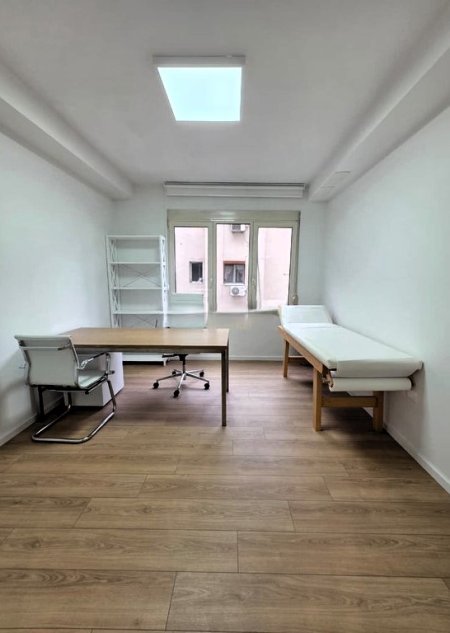 Tirane, jepet me qera zyre Kati 4, 96 m² 1.500 € (ish blloku)