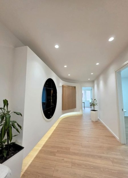 Tirane, jepet me qera zyre Kati 4, 96 m² 1.500 € (ish blloku)