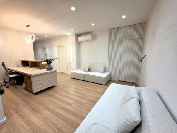 Tirane, jepet me qera zyre Kati 4, 96 m² 1.500 € (ish blloku)
