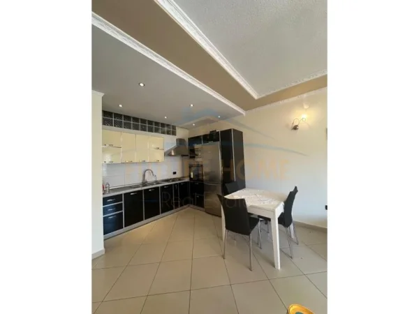 Durres, jepet me qera apartament 2+1 Kati 4, 120 m² 500 € (Drejtoria e Policise , Durres.)