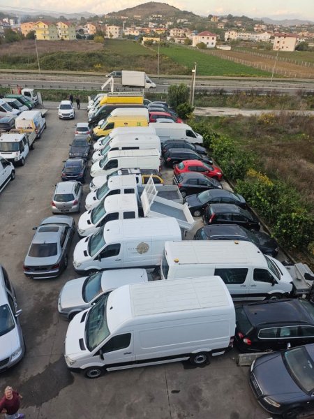 Kavaje, shes Furgona, Kamionçina, Makina