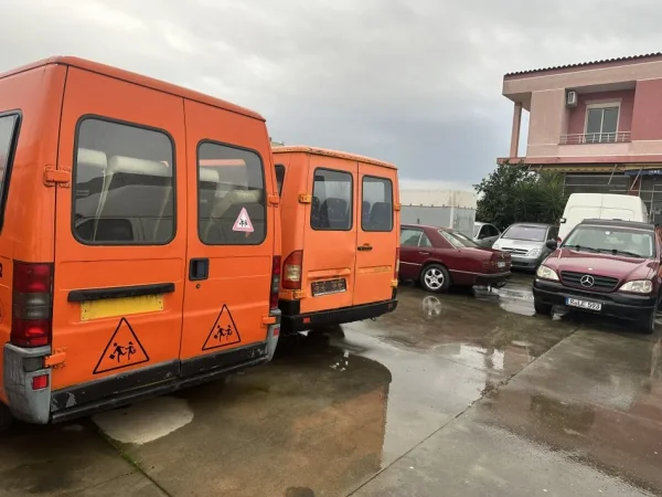 Kavaje, shes Furgona, Kamionçina, Makina