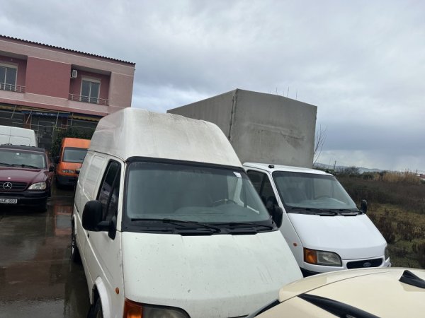 Kavaje, shes Furgona, Kamionçina, Makina