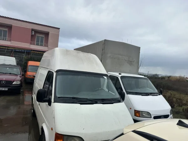 Kavaje, shes Furgona, Kamionçina, Makina