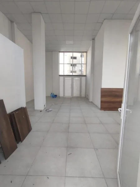 Tirane, jepet me qera dyqan Kati 0, 74 m² 1.500 € (OXHAKU)