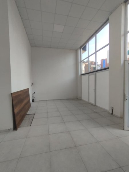 Tirane, jepet me qera dyqan Kati 0, 74 m² 1.500 € (OXHAKU)