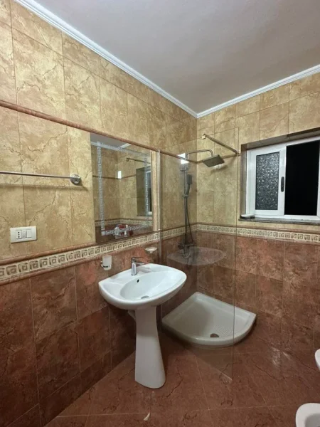 Tirane, jepet me qera apartament 2+1+Ballkon Kati 2, 81 m² 650 € (FUSHA E AVIACIONIT)