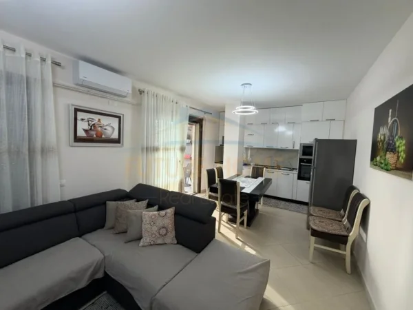 Durres, jepet me qera apartament 1+1 Kati 7, 112 m² 550 € (Qendër, Durrës)