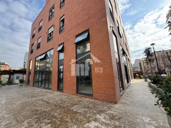 Tirane, shitet ambjent biznesi Kati 0, 376 m² (PRANE RRUGES “MYSLYM SHYRI”)