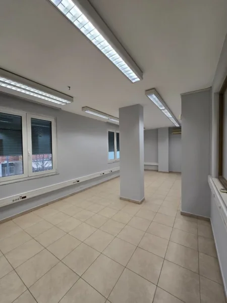 Tirane, jepet me qera zyre , 126 m² 1.200 € 