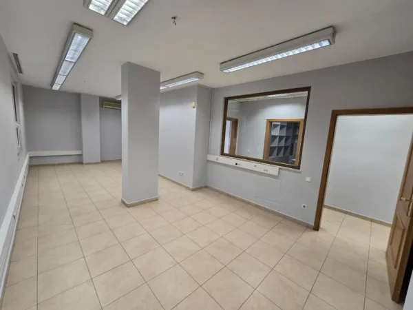 Tirane, jepet me qera zyre , 126 m² 1.200 € 