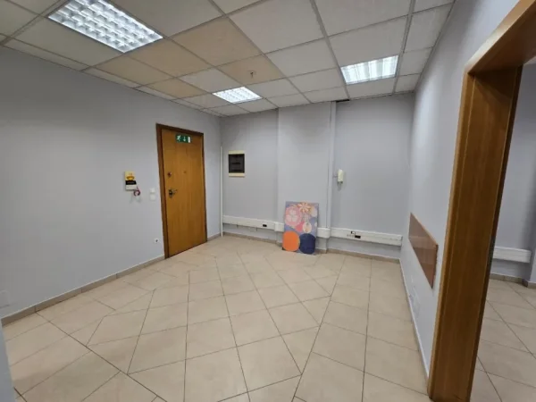 Tirane, jepet me qera zyre , 126 m² 1.200 € 