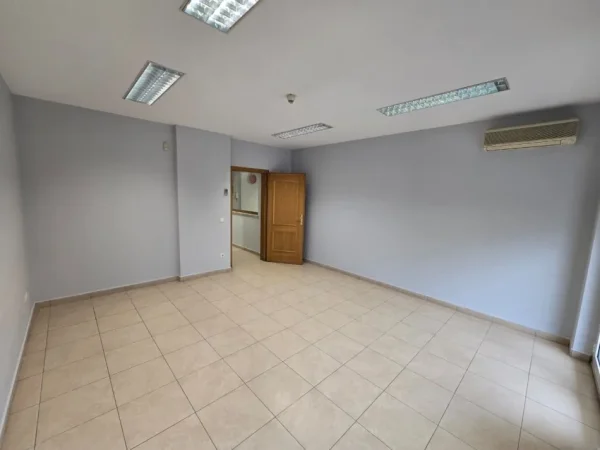 Tirane, jepet me qera zyre , 126 m² 1.200 € 