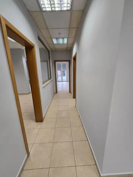 Tirane, jepet me qera zyre , 126 m² 1.200 € 