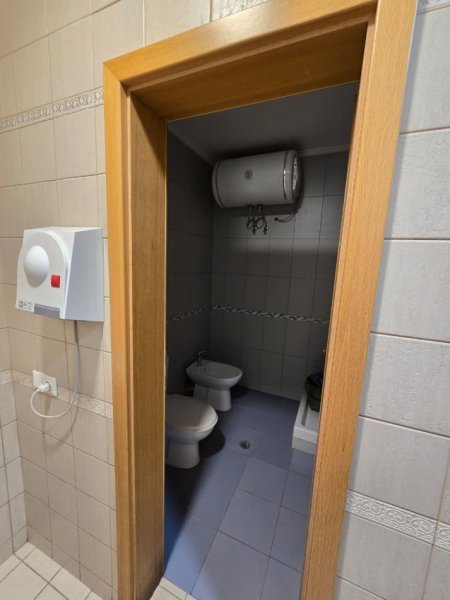 Tirane, jepet me qera zyre , 126 m² 1.200 € 