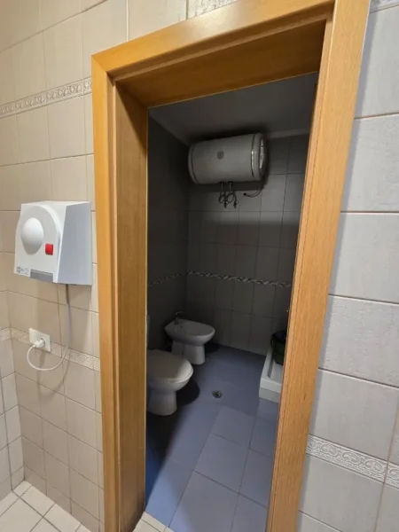 Tirane, jepet me qera zyre , 126 m² 1.200 € 