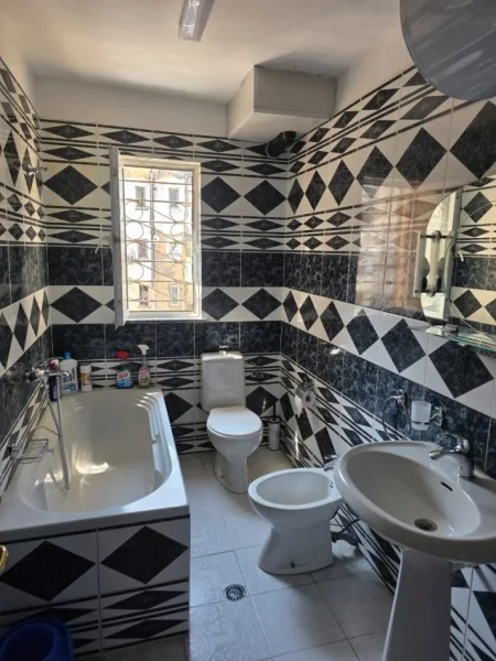 Tirane, jepet me qera apartament 1+1 Kati 4, 80 m² 500 € (Shkolla Siri Kodra, Rruga e Dibres)