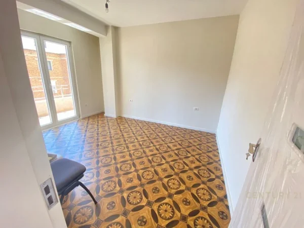Tirane, jepet me qera zyre Kati 3, 97 m² 950 € (Rruga e Kavajes)