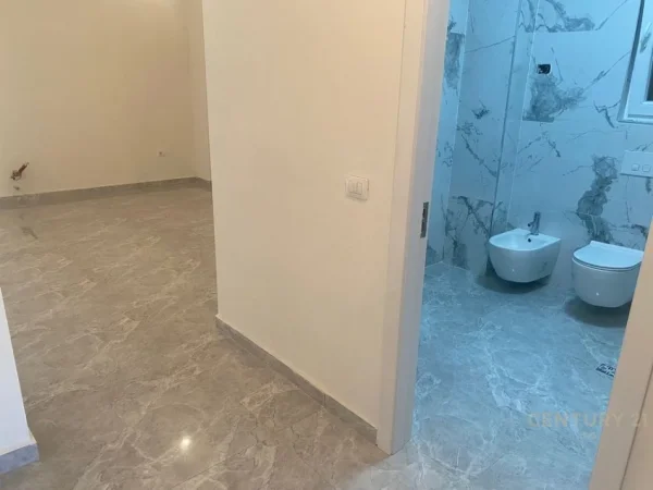 Tirane, jepet me qera zyre Kati 3, 97 m² 950 € (Rruga e Kavajes)
