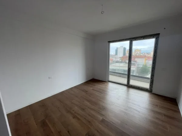 Tirane, shitet apartament 2+1+Ballkon Kati 2, 111 m² 192.000 € (Rruga e Burgut)