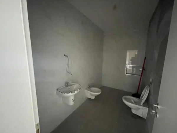 Tirane, shitet apartament 2+1+Ballkon Kati 2, 111 m² 192.000 € (Rruga e Burgut)