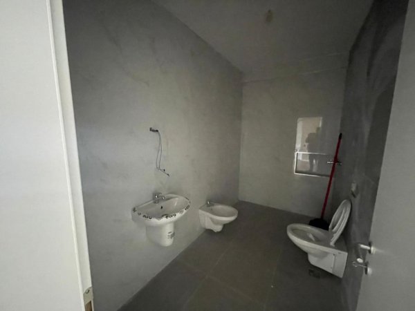 Tirane, shitet apartament 2+1+Ballkon Kati 2, 111 m² 192.000 € (Rruga e Burgut)