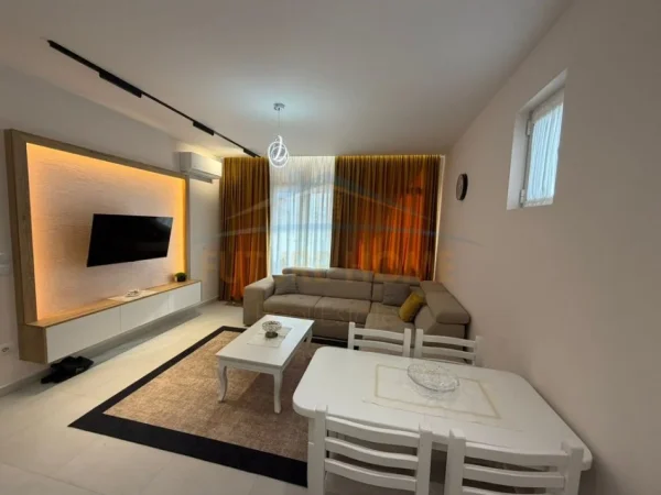 Durres, jepet me qera apartament 1+1 Kati 7, 112 m² 550 € (Qendër, Durrës)