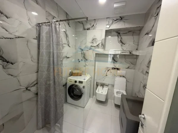 Durres, jepet me qera apartament 1+1 Kati 7, 112 m² 550 € (Qendër, Durrës)