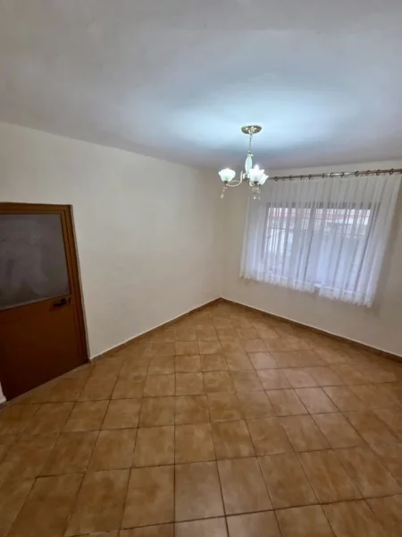 Tirane, jepet me qera apartament 2+1 Kati 1, 60 m² 280 € (shkolla Bashkuar)