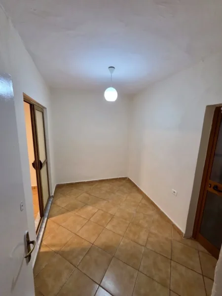 Tirane, jepet me qera apartament 2+1 Kati 1, 60 m² 280 € (shkolla Bashkuar)