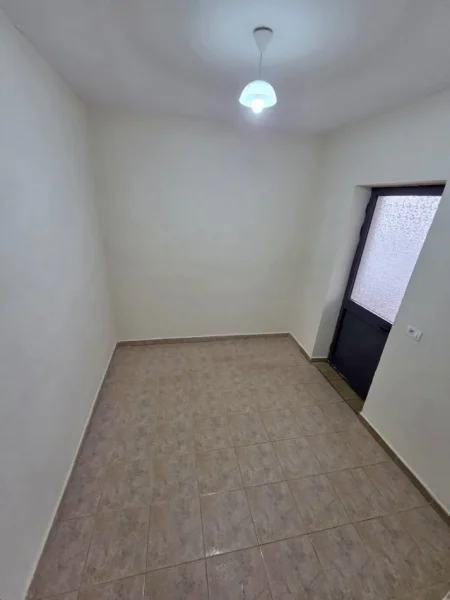 Tirane, jepet me qera apartament 2+1 Kati 1, 60 m² 280 € (shkolla Bashkuar)